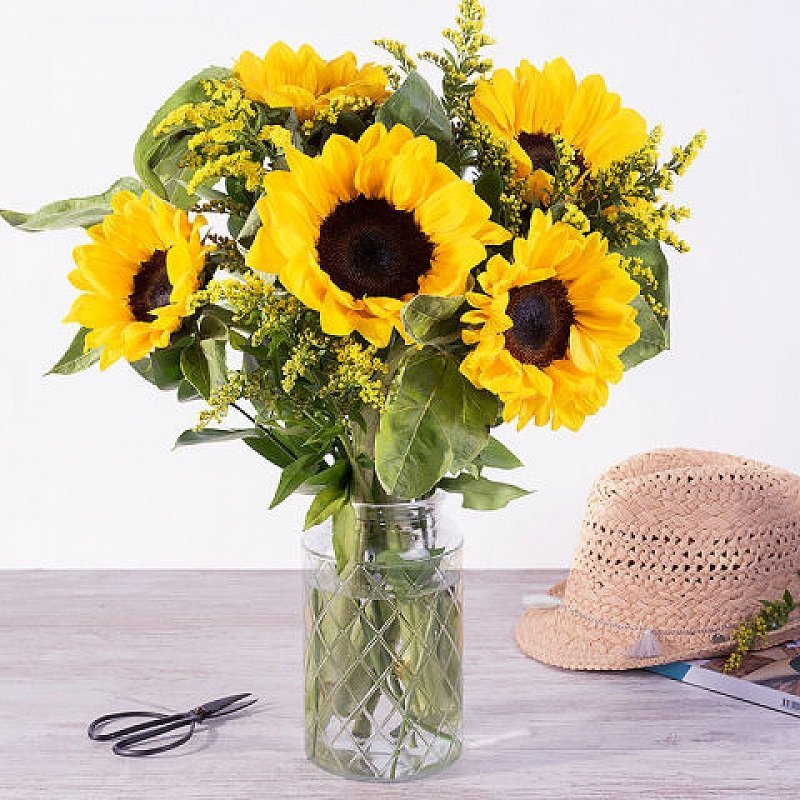 Saludo al sol - 5 girasoles y solidago