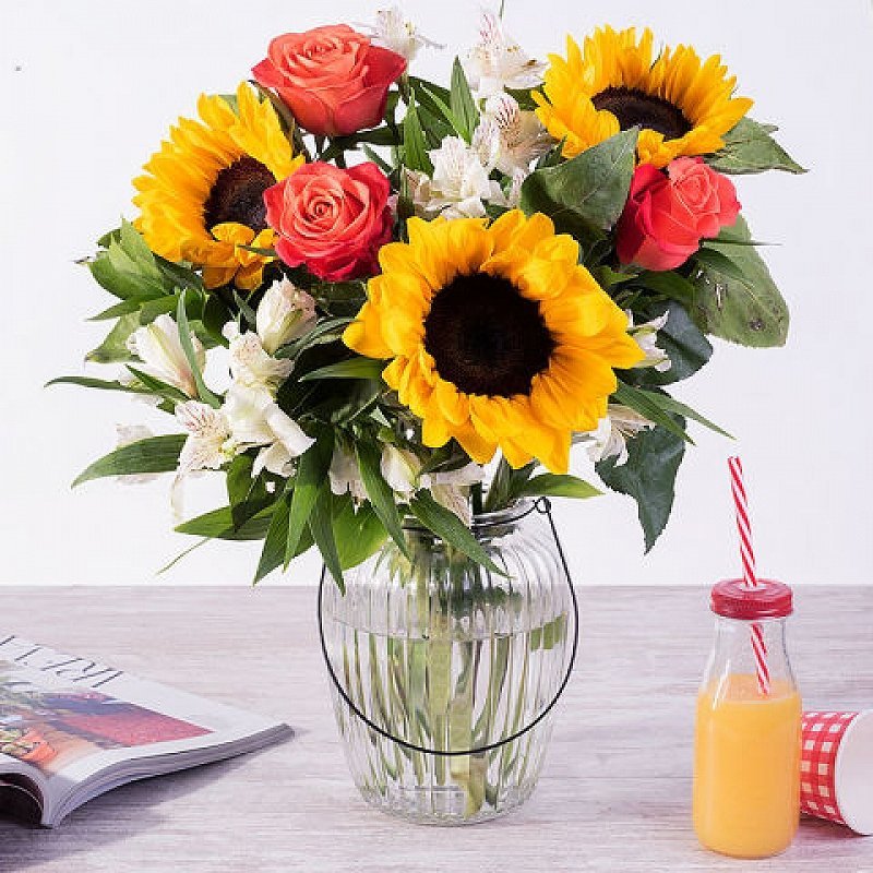 Luz de verano - girasoles, rosas y alstroemerias
