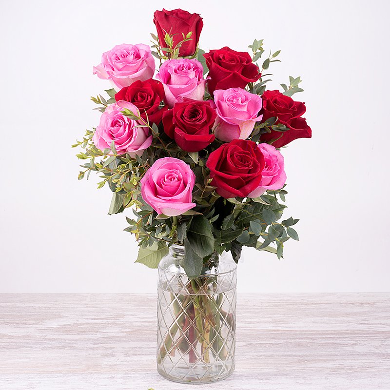 Pareja perfecta: Rosas rosas y rojas