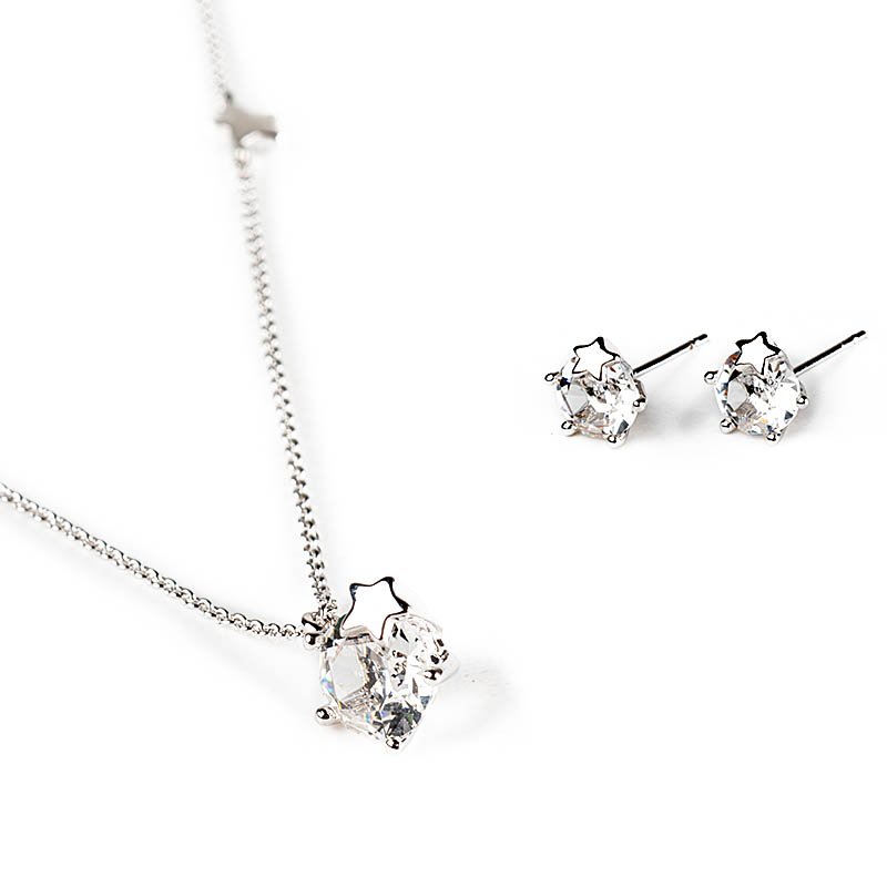 'Classical perfection': pendant and earrings