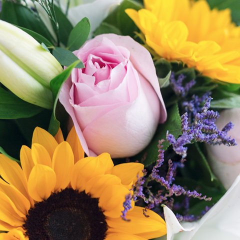 Konfetti: Sonnenblumen und Lilien